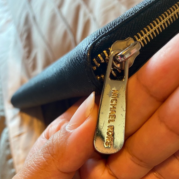 Authentic Michael Kors Zipper Wallet. - Picture 4 of 4